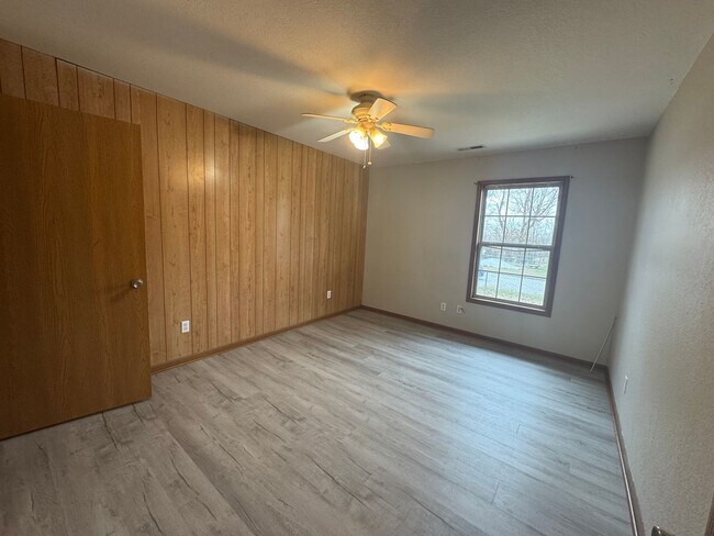 Building Photo - 2 Bedroom 1 bathroom Apartment in Wickliffe