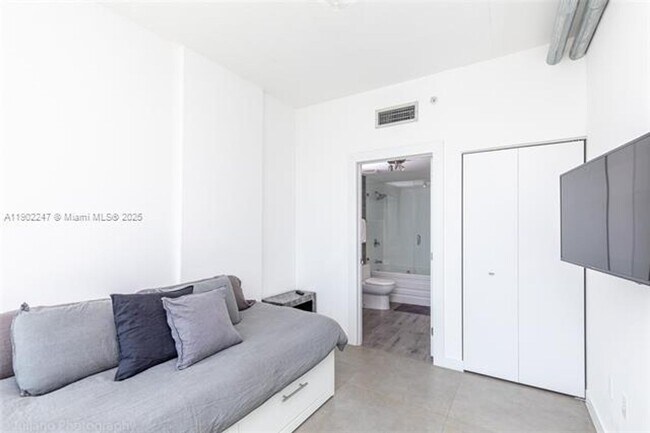 Building Photo - 690 SW 1st Ct