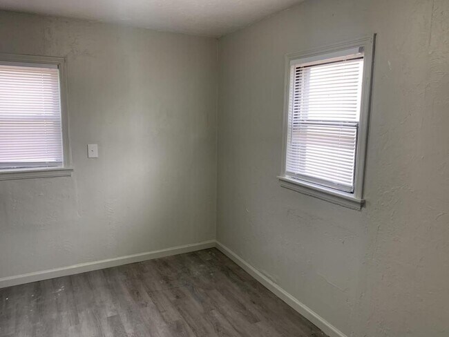 Building Photo - 1600 E Madison St