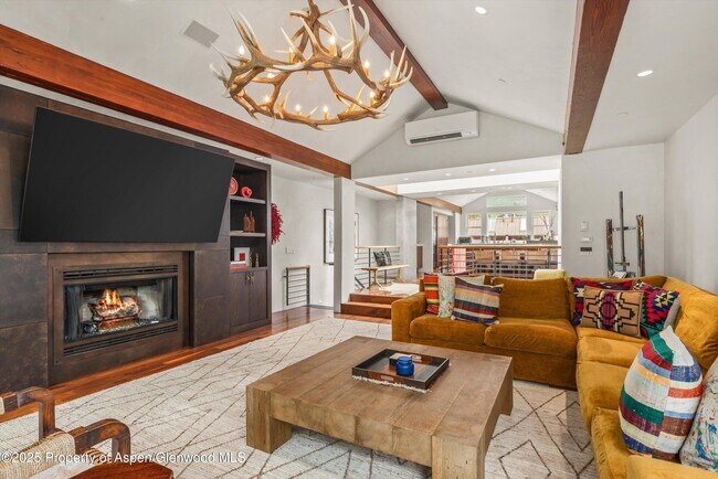 Building Photo - 706 E Hyman Ave