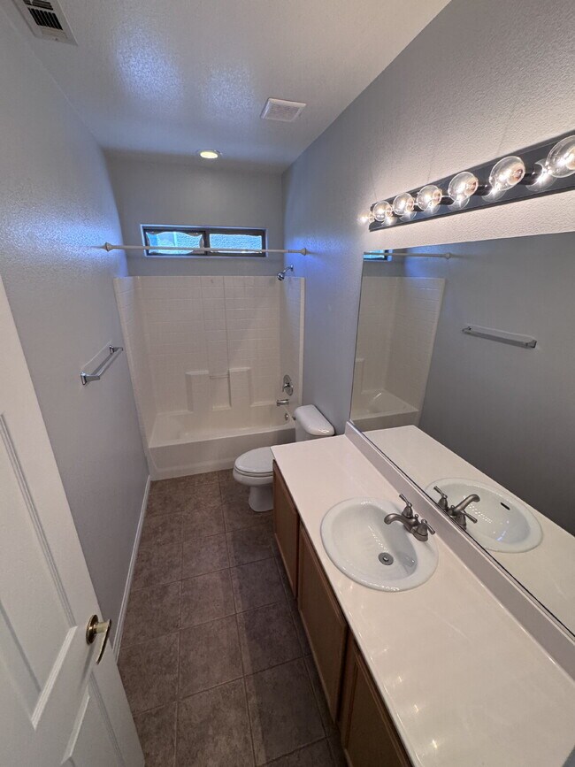 Building Photo - Centennial Hills 4-bedrooms with 2.5 bath