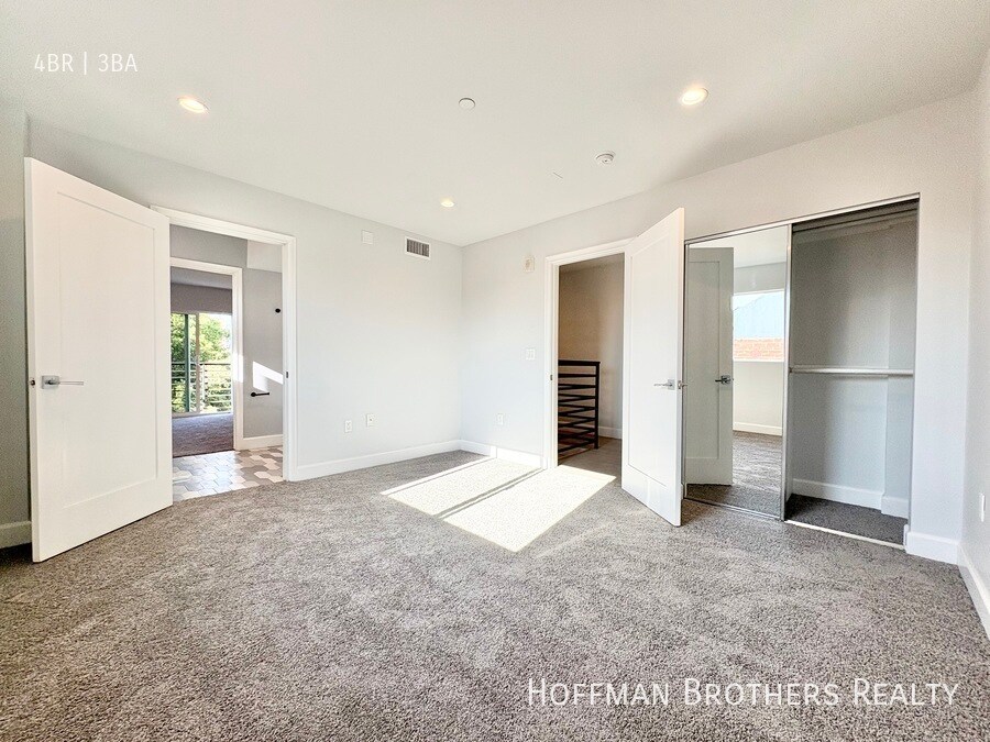 Building Photo - 6032 Romaine St