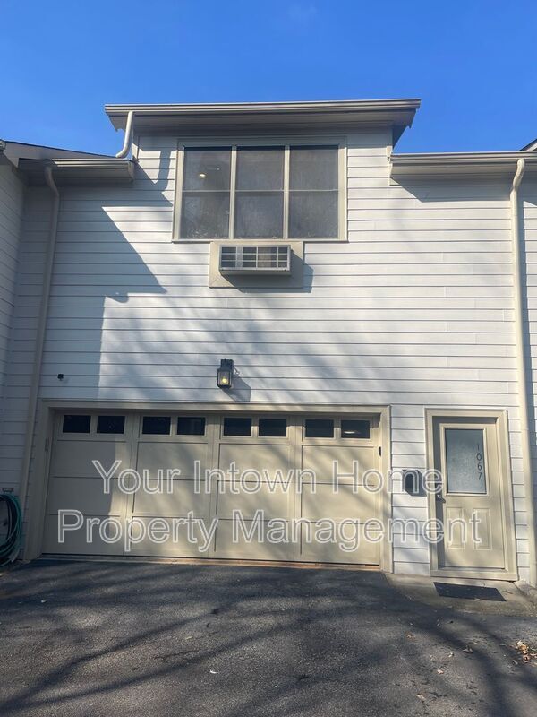 Building Photo - 1867 Gordon Manor NE