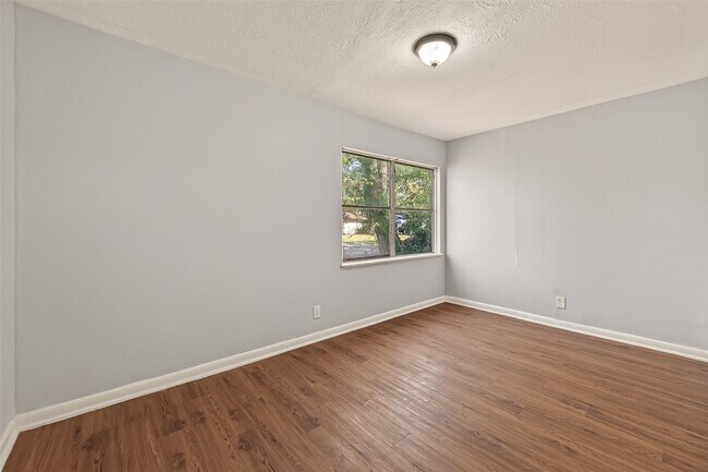 Building Photo - 6058 Glenhurst Dr