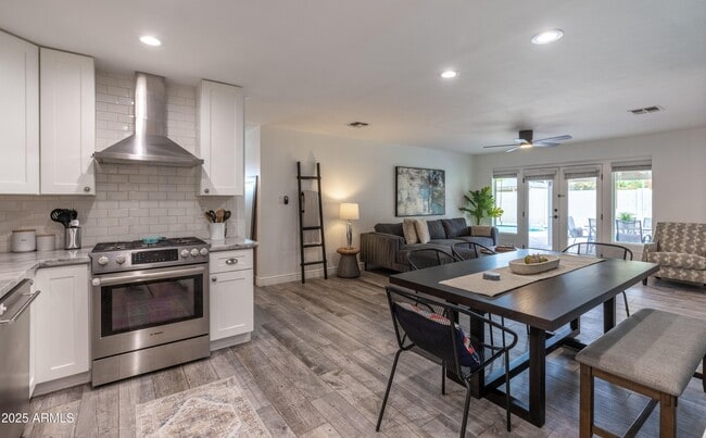Building Photo - 4030 E Catalina Dr
