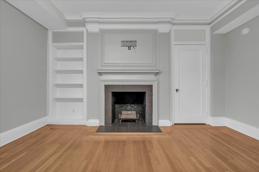 Building Photo - 2900 E Jefferson Ave