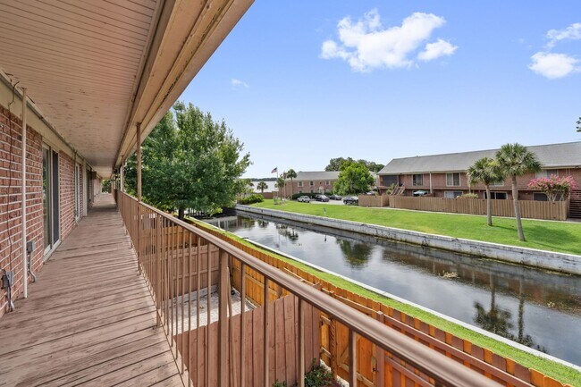 Building Photo - "Spacious 2-Bed Condo with Modern Upgrades in Prime Casselberry Location"