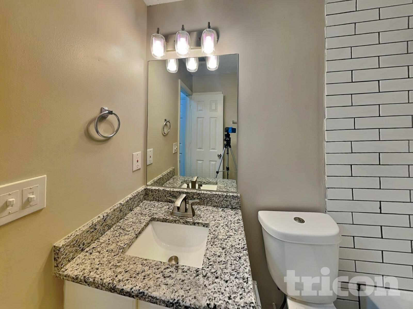 Building Photo - 985 Brookmont Dr S W