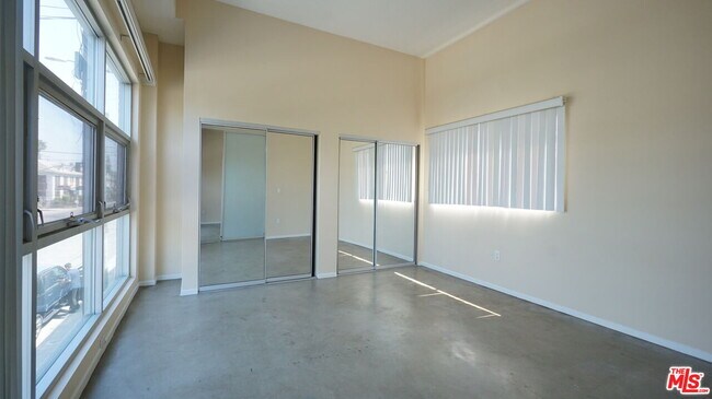 Building Photo - 922 W 23rd St
