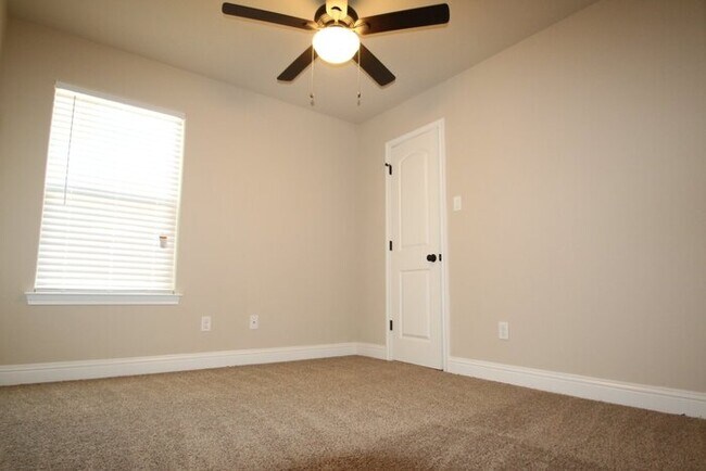 Building Photo - SENSATIONAL 3/2/ Duplex Home Coming Soon i...