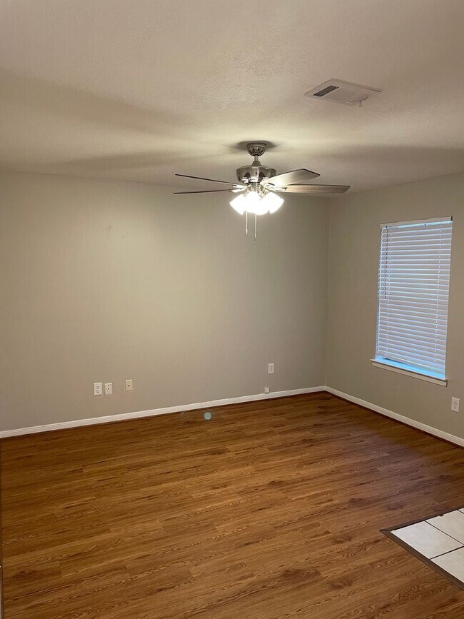 Building Photo - 829 San Saba Dr