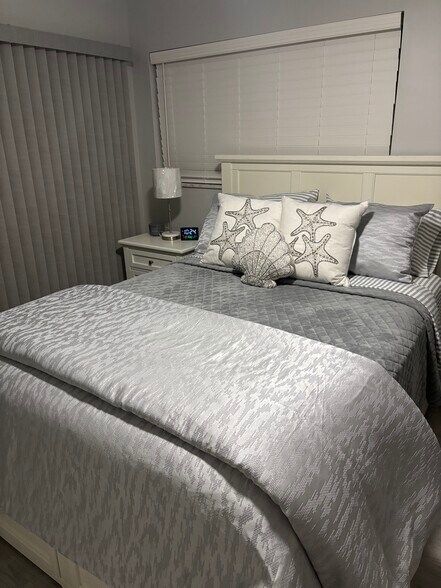 Guest bedroom Queen Size Posterpedic Platnium - 10 Vista Palm Ln