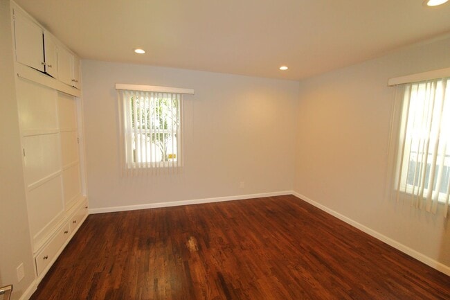 Building Photo - Quaint Midtown Ventura Duplex w/Many Upgra...