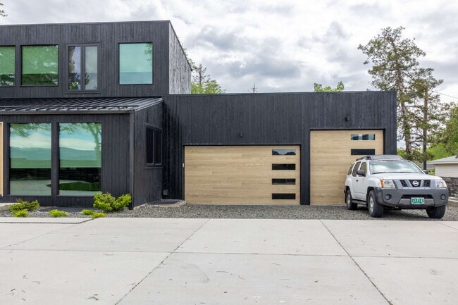 Building Photo - Modern Luxury Rental with Unobstructed Flatiron Views