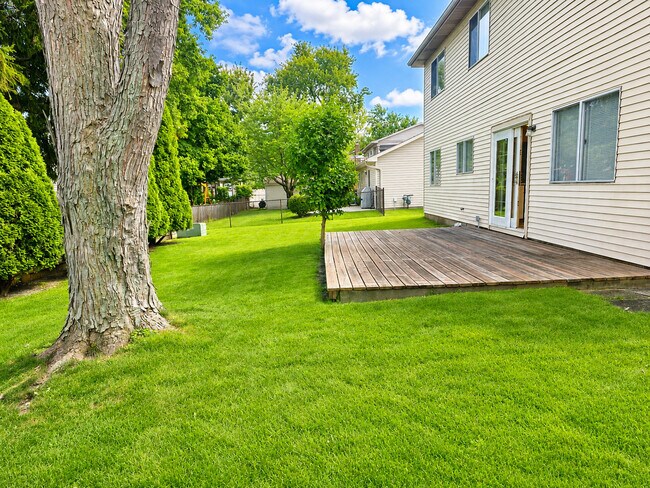 Building Photo - 320 Thistle Dr