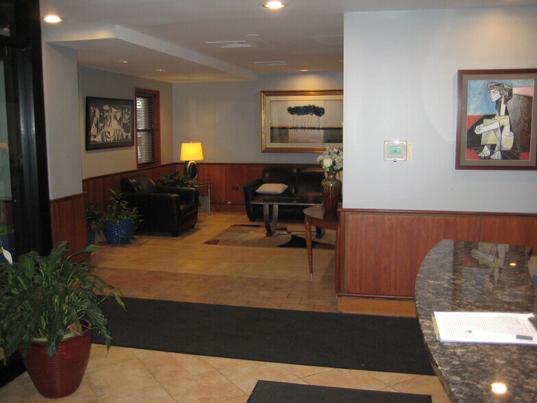 Building Photo - 6030 N Sheridan Rd
