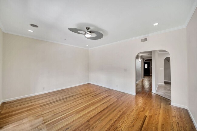 Building Photo - Welcome Home to the peaceful Shoreview Nei...