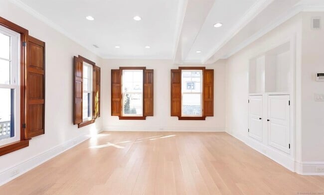 Building Photo - 56 1/2 Roton Ave