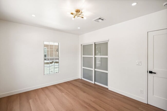 Building Photo - 4702 Kraft Ave