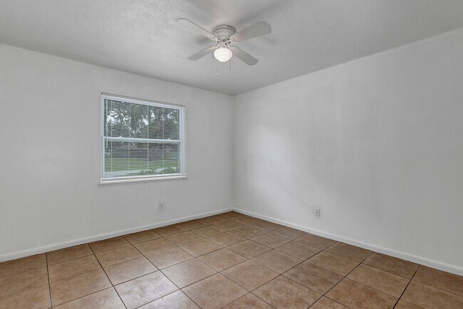Building Photo - Freshly Updated 2-Bedroom Home with Stainless Steel Appliances & Private Patio – Ocala, FL