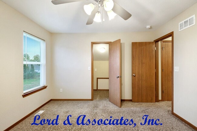 Building Photo - Two story, 3 Bdrm., 2 Bath Grain Valley