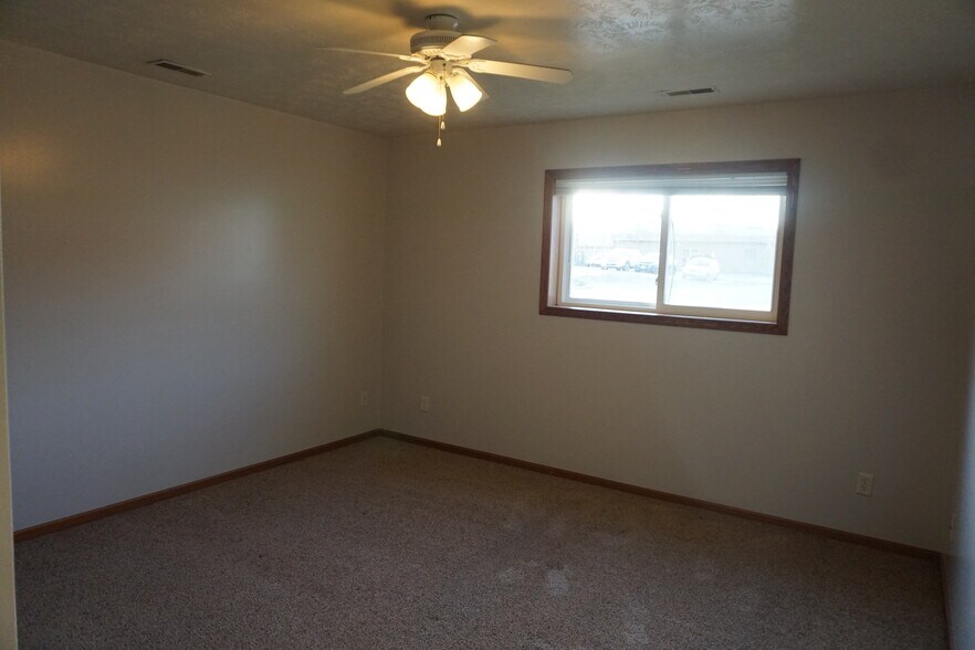 Building Photo - 1400 E Rushmore Dr