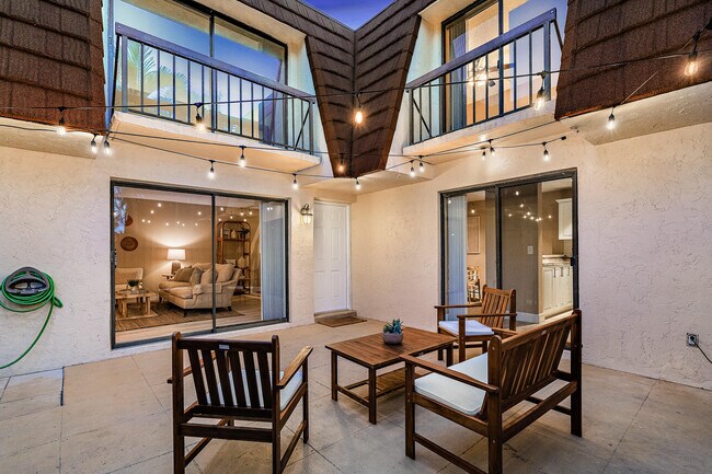 Building Photo - 825 Center St