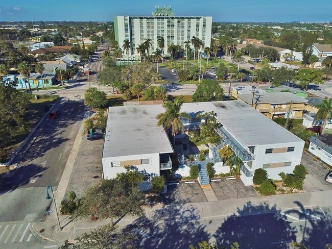 Building Photo - 1520 Lake Ave