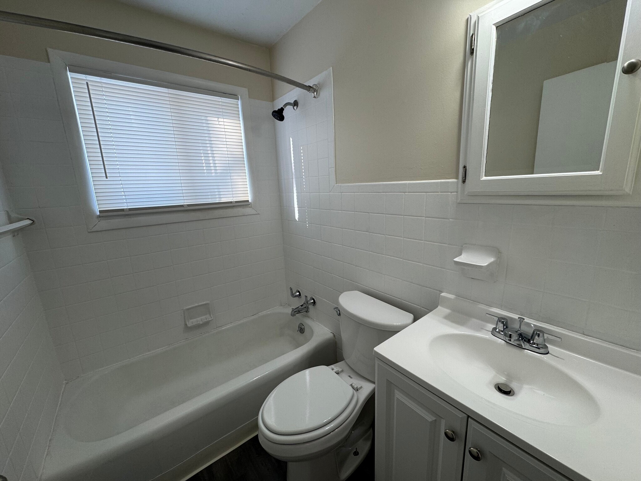 Building Photo - 1325 Vermont Pl NE