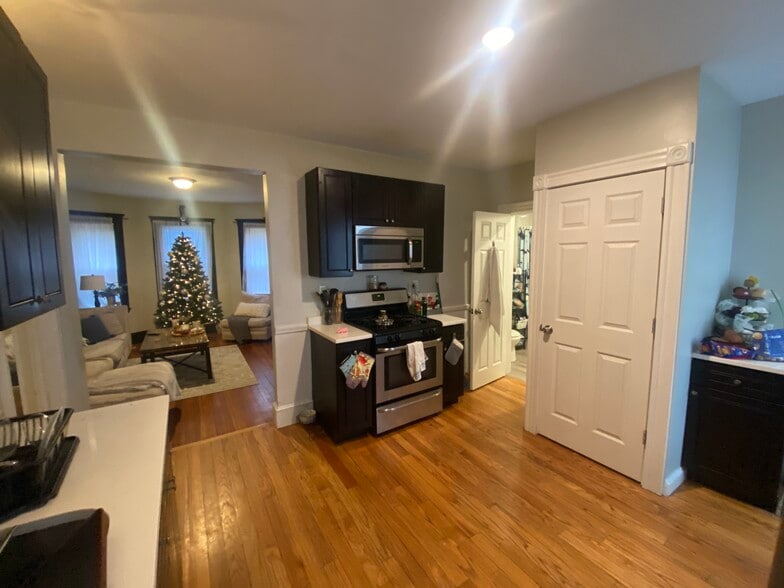 Building Photo - 10 Taft St