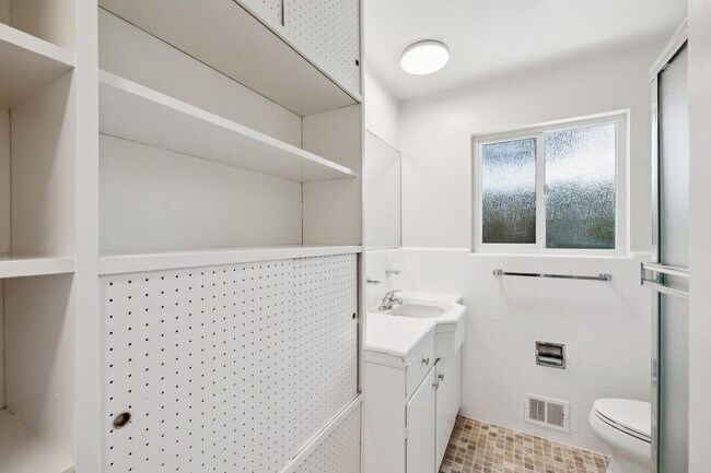 Building Photo - 815 Roble Ave