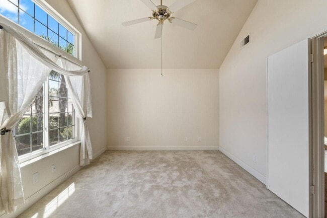 Building Photo - 921 N Homsy Ave