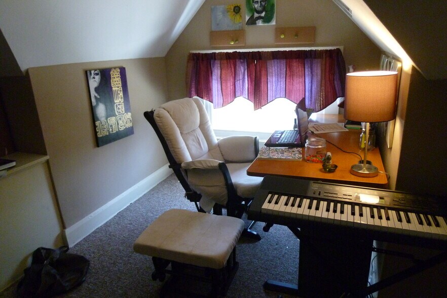 Office - 542 6th W St