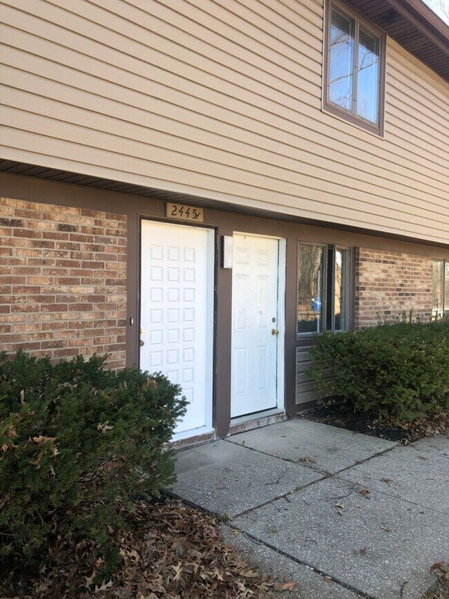 Building Photo - 2-Bedroom Townhouse in Stow, OH – Offering the perfect blend of comfort, convenience, and modern ...