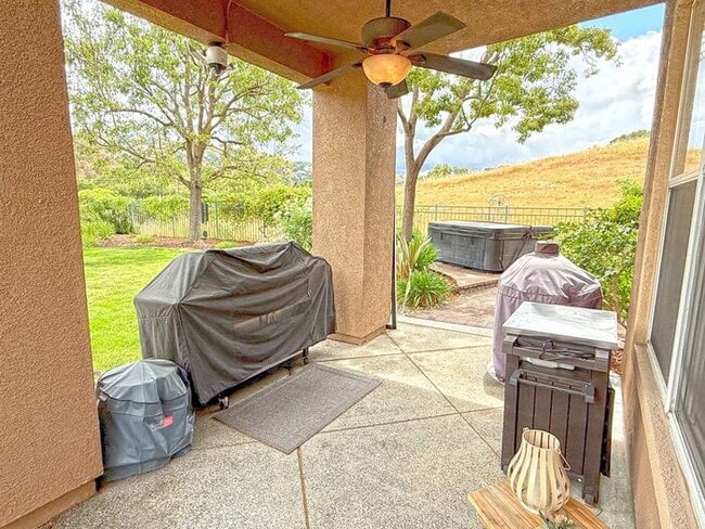Building Photo - 5881 Capilano Dr