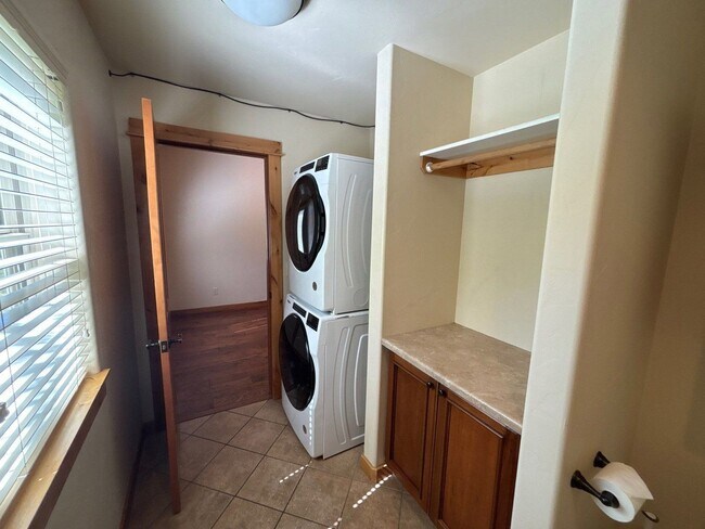 Building Photo - 2379 Abbey Ct