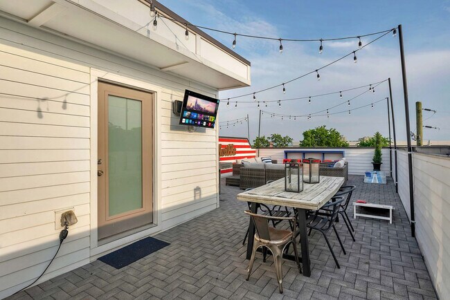 Building Photo - 2716 Delaware Ave