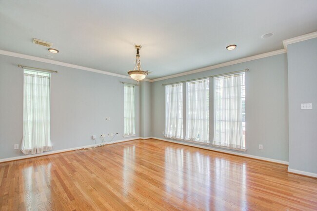 Building Photo - Stunning Three-Bedroom Townhouse Located i...