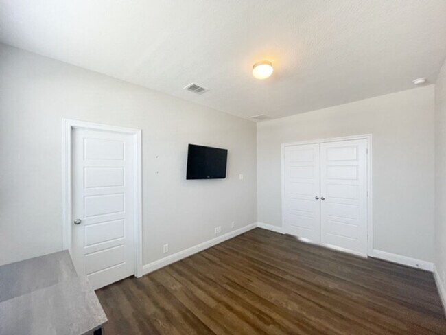 Building Photo - This stunning, 4BED/2BATH, well maintained...