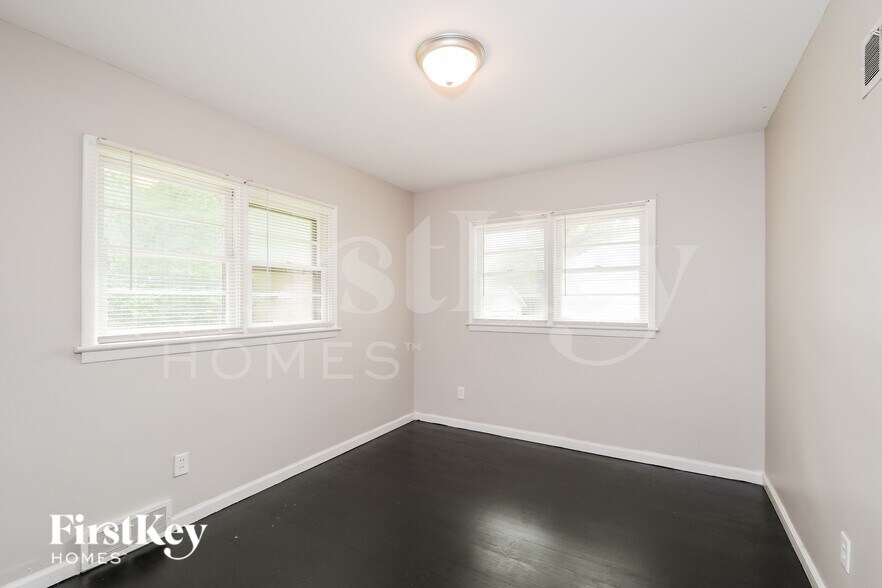 Building Photo - 665 Mark Twain Dr