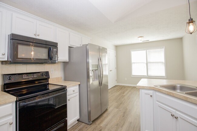 Building Photo - Charming 3 Bed, 2 Bath Rental Home in Raeford, NC - Don't Miss Out!