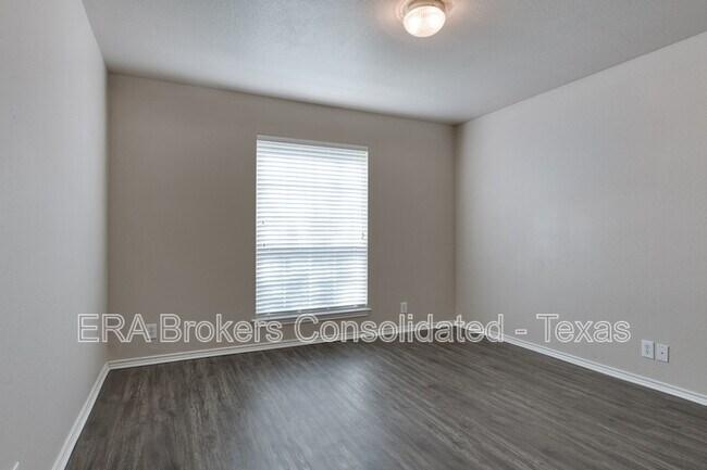 Building Photo - 130 Carmel Dr