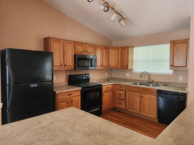 Building Photo - 3 Bedroom 2 full bathrooms in Brighton