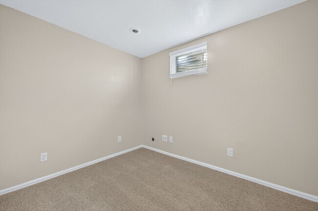 Building Photo - For Rent: Charming 4-Bedroom Tri-Level in ...