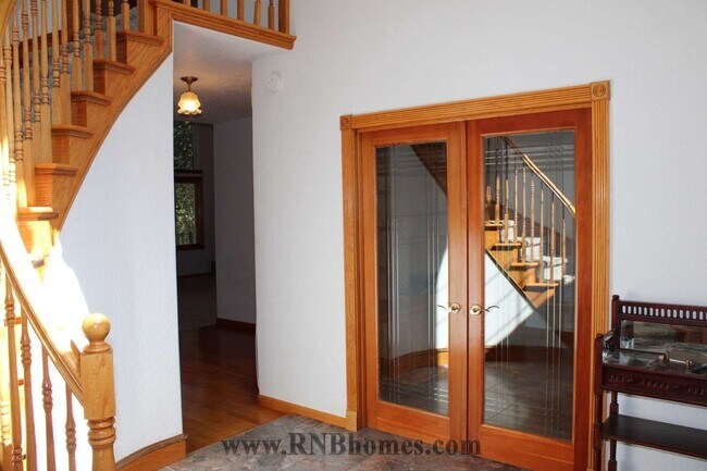 Building Photo - 677 Hoppe Ln
