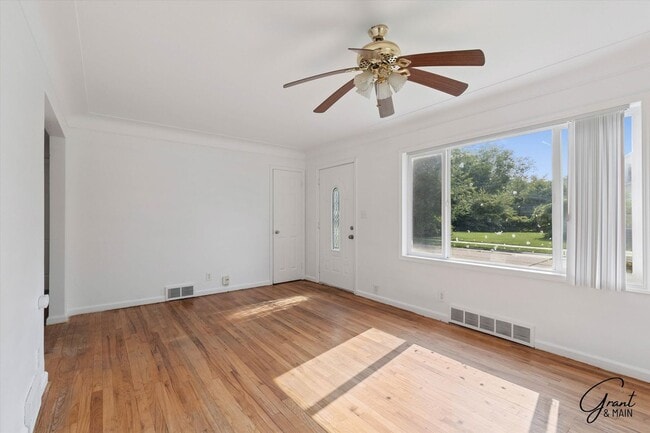 Building Photo - $1350 3 bedroom bungalow Eastpointe
