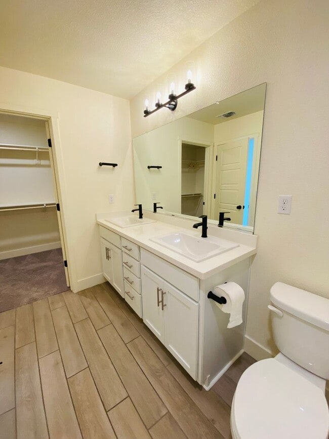 Building Photo - Beautiful 5 Bedroom 3.5 Bath Two-story sma...