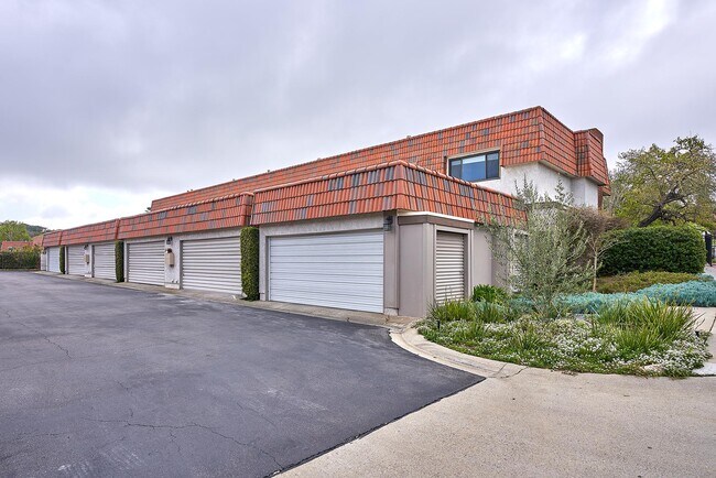 Building Photo - 28026 Ridgecove Ct N