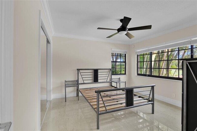 Building Photo - 250 E Royal Palm Rd