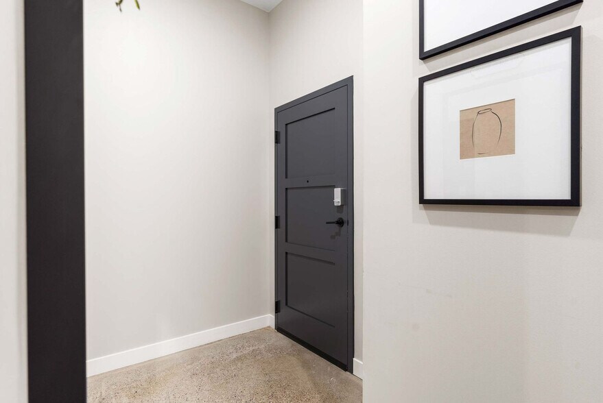 Building Photo - 205 W 4th St